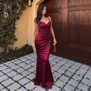 Robe de soirée élégante en satin bordeaux avec licou col en V et ourlet sirène à volants