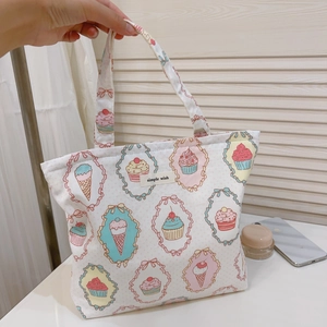 Detail der Baumwolltasche mit Cupcake-Print und dem simple wish Markenetikett