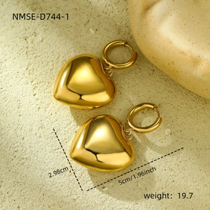 Detail of 18K gold heart earrings showing dimensions 2.98cm width and 5cm length