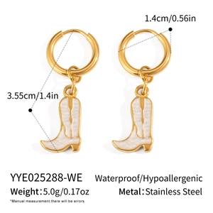 Détails des boucles d'oreilles étanches en acier avec breloques bottes de cowboy
