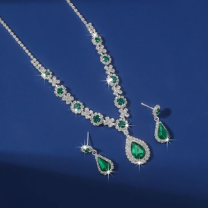 Detailed sparkle effect on emerald green water-drop jewelry set with silver base