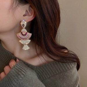 Vintage-Ohrringe in Fächerform mit rosa und lila Strasssteinen am Modell getragen