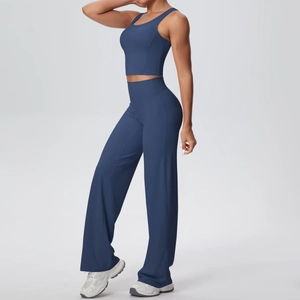 Dettaglio del set yoga blu navy con crop top vogatore e pantaloni a vita alta