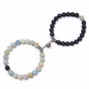 Détail de bracelets magnétiques pour couples avec perles noires mates et pierres naturelles