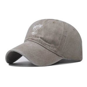 Détail de la casquette de baseball en coton lavé kaki avec broderie de cocotier blanc