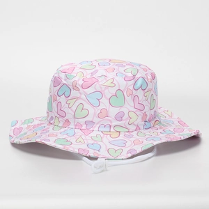 Chapeau bob pour enfants avec motifs cœurs colorés et mentonnière réglable coupe-vent