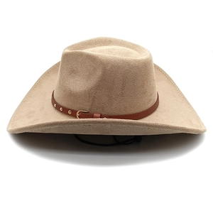 Dettaglio cappello cowboy beige in pelle scamosciata con cinturino in cuoio e sottogola