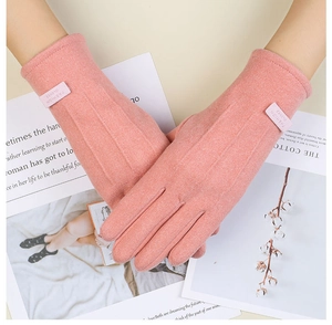 Détail de gants en tricot rose avec triple couture et étiquette Fashion Gloves