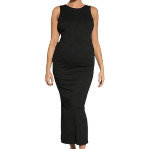 Eng anliegendes ärmelloses schwarzes Strick-Midikleid mit Rückenschlitz, elegante lange Form