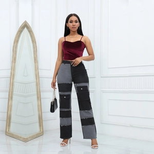 Detail von High-Waist-Cargojeans mit Patchwork-Design, Seitentaschen und schwarz-grauem Denim