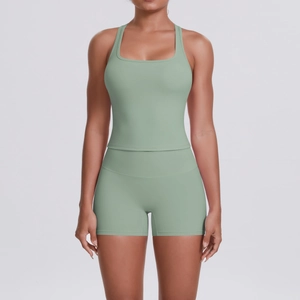Détail d'un ensemble de yoga vert sauge avec débardeur à col carré et short taille haute