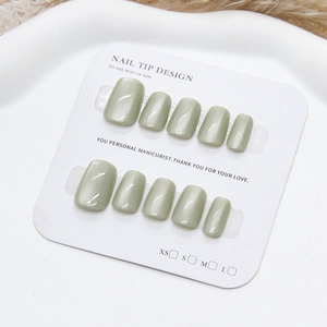 Faux ongles œil-de-chat élégants en vert sauge présentés sur une carte de taille