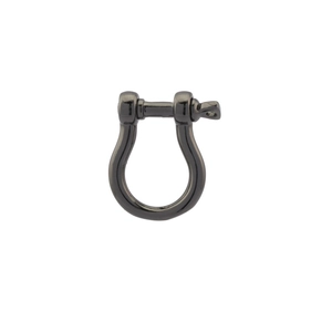 Nahaufnahme der gunmetal Hufeisen D-Schäkel U-Ring mit Schraubbolzen im Punk-Stil