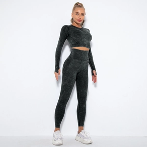 Detailaufnahme des nahtlosen Yoga-Sets mit Langarm-Crop-Top und Daumenlöchern im Acid-Wash