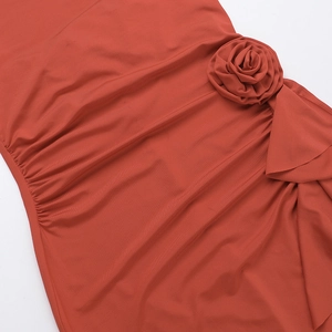 Detalle de vestido de punto teja con drapeado lateral y flores en relieve 3D
