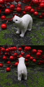 Gros plan d'une figurine d'ours polaire en résine avec texture de poils sur mousse