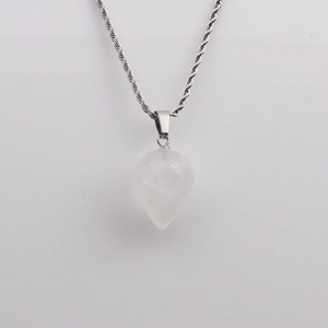 Vue détaillée d'un pendentif en cristal blanc en forme de larme et chaîne argentée