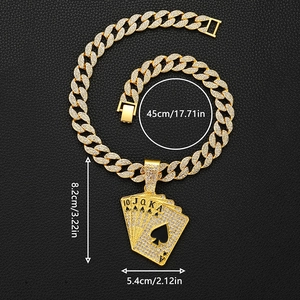 Chaîne cubaine hip-hop dorée avec pendentif poker glacé sur fond de cuir noir texturé