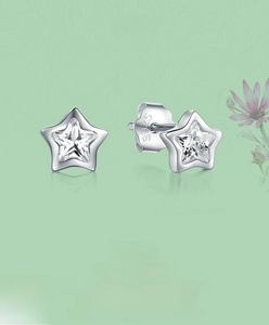 Vue détaillée des boucles d'oreilles étoile en argent S925 avec zircone cubique brillante