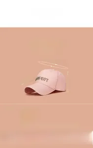 Détail de la casquette rose avec broderie dorée PERFECT et sangle arrière réglable