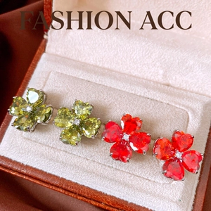 Eleganti orecchini a lobo a forma di fiore con pietre di zircone e ago in argento puro