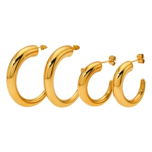 Moderne minimalistische goldene C-Creolen aus Edelstahl mit polierter Oberfläche