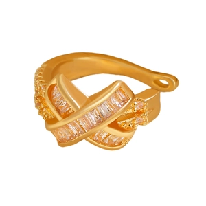 Nahaufnahme goldene X-Ohrklemme mit weißen Zirkonia im Baguetteschliff und Mikro-Pavé-Steinen