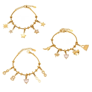 Trois bracelets à breloques en acier doré avec pendentifs étoile, cœur et zircone