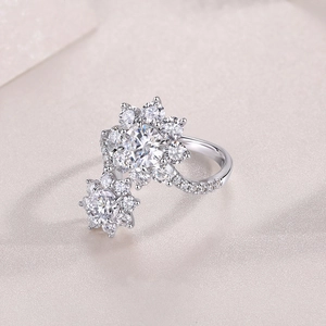 Makroaufnahme von Silber S925 Ring mit Doppelblumen-Design und funkelnden Moissanit Steinen