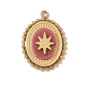 Vue détaillée d'un pendentif ovale en acier doré avec pierre rose et motif étoile