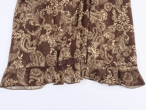 Detail macro-opname van paisley chiffon stof met ruches aan de zoom van de boho-jurk