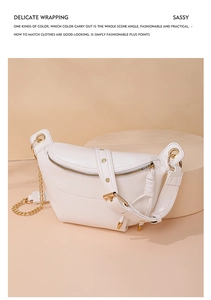 Detailansicht einer weißen Leder-Brusttasche mit feiner Narbung und goldener Kette