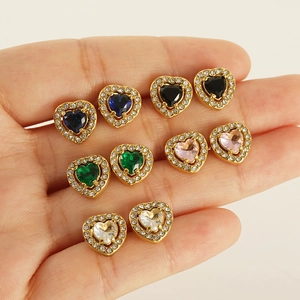 Set mit fünf 18K vergoldeten Herz-Ohrsteckern mit bunten Zirkonia und kleinen Diamanten