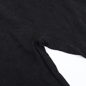 Dettaglio del pizzo floreale nero e della cucitura su questo body estivo sexy da donna