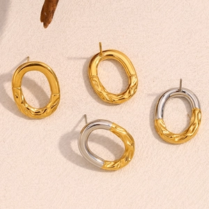 Orecchini a perno ovali irregolari in oro 18K e argento con trama a onde metalliche