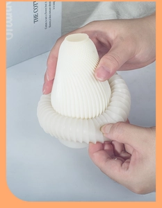 Detailansicht der flexiblen Silikonform für Spiralkerzen beim manuellen Entformungsprozess