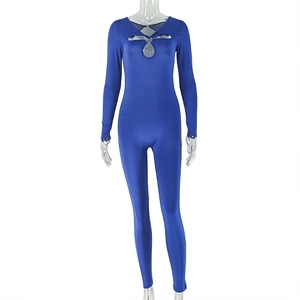 Détail de l'encolure bleue à découpes avec anneau métallique sur une combinaison