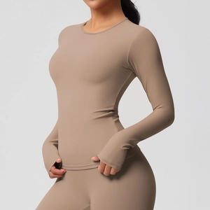 Détail du haut de yoga à manches longues mocha avec passe-pouces pour un maintien optimal