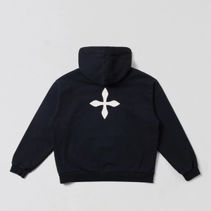 Vue arrière du sweat à capuche en coton noir avec motif graphique d'étoile blanche à quatre branches