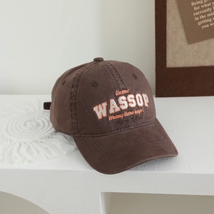 Détail de la broderie WASSOP sur une casquette de baseball marron pour garçons