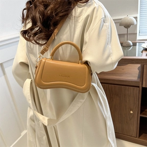 Sac à bandoulière minimaliste en similicuir kaki avec base incurvée et chaîne dorée en vue 45°