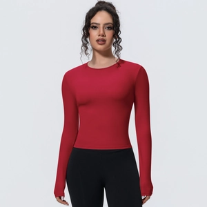 Détail du haut de yoga rouge à manches longues avec tissu respirant à séchage rapide