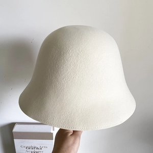 Vue détaillée de la texture en feutre de laine d'un chapeau cloche beige pour femme
