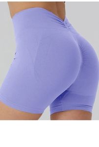 Détail du short de yoga sans couture lavande avec effet push-up et taille côtelée