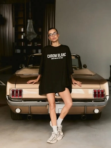 Oversized μαύρο βαμβακερό T-shirt με στάμπα, φωτογραφημένο με ένα vintage σπορ αυτοκίνητο