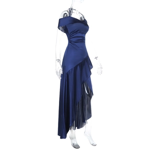 Détail d'une robe de soirée en satin bleu marine avec fente haute et ourlet à volants