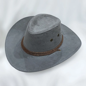 Vue détaillée d'un chapeau de cowboy gris avec ruban tressé marron et bord piqué