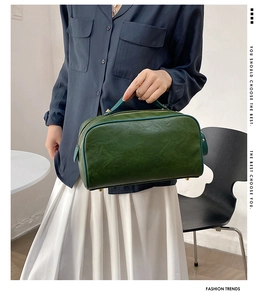 Détail du sac en cuir PU vert foncé avec texture froissée et fermeture éclair dorée