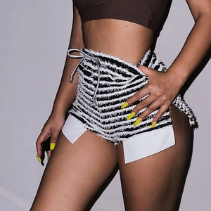Short taille haute à rayures noires et blanches avec franges et cordon de serrage