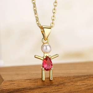 Collier minimaliste plaqué or avec pendentif enfant orné d'une pierre rouge et perle